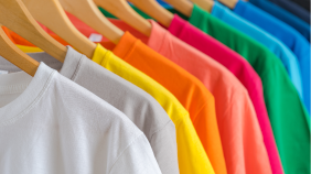 varias camisetas de cores diferentes